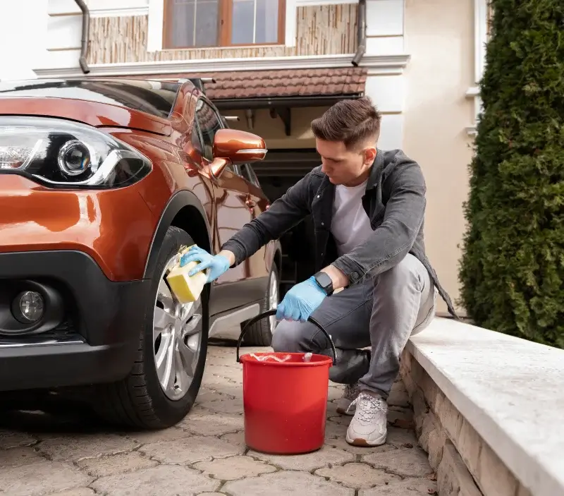 Lavage auto à domicile Ban-de-Laveline : professionnel intervenant sur un véhicule